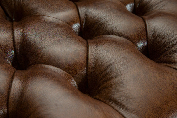 Chesterfield Brown dīvāns ar 4 sēdvietām un polsterējumu, dīvāns sērijas dīvāns ar 265 cm garu.