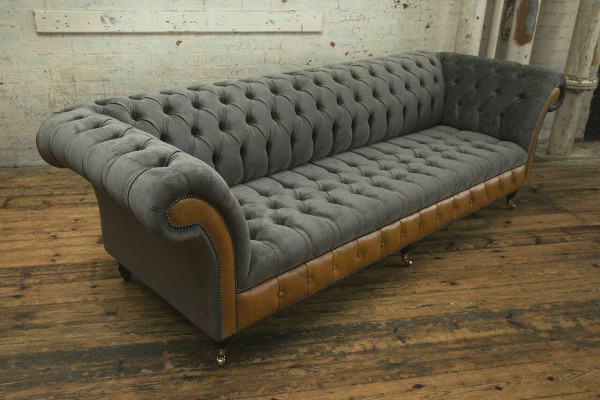 Pelēcīgi brūnais Chesterfield dīvāns, dizainera 4-vietīgais luksusa dīvāns.