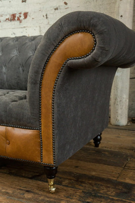 Pelēcīgi brūnais Chesterfield dīvāns, dizainera 4-vietīgais luksusa dīvāns.