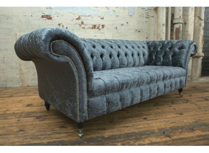 Dzīvojamā istaba Chesterfield Stila Dīvāns ar Tekstila Apgriezieniem, Tumši Pelēka Krēslači un Trīs Vietas Sofa