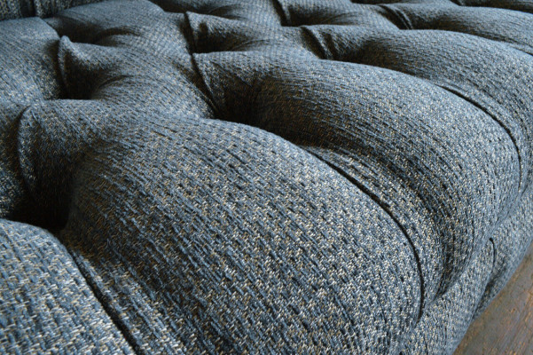 Pelnvērtīgs tekstils Česterfīldas trīsvietīgs luksusa dizainera dīvāns.