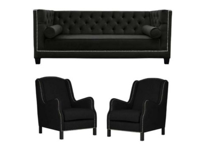 Melnās mīkstajās mēbelēs - 3 divdaļīgos dīvānos un 2 krēslos.