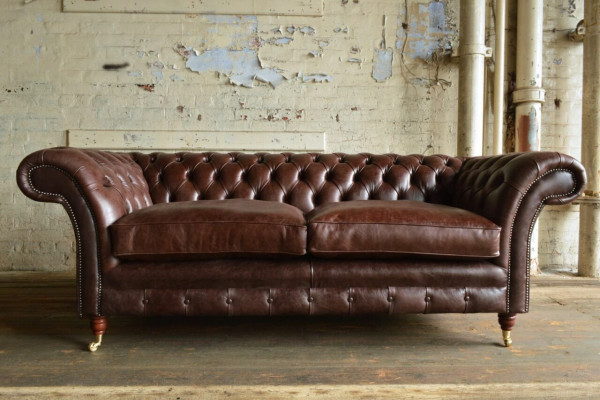 Brūnā luksusa "Chesterfield" 3-vietīga mūsdienīga dzīvojamā istaba dīvāns