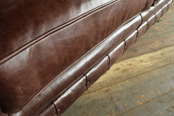 Brūnā luksusa "Chesterfield" 3-vietīga mūsdienīga dzīvojamā istaba dīvāns
