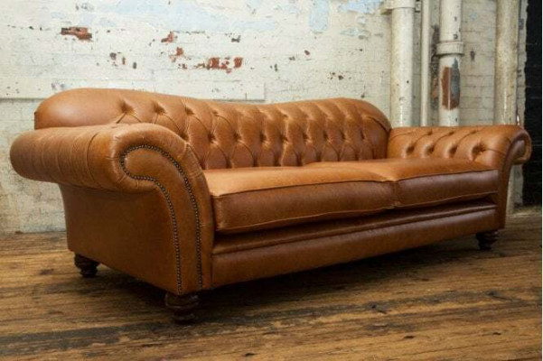 Brūns Chesterfield trīsstāvu luksusa dzīvojamo istabu dīvāns.