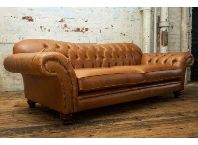 Brūns Chesterfield trīsstāvu luksusa dzīvojamo istabu dīvāns.