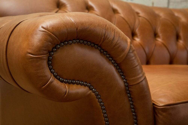 Brūns Chesterfield trīsstāvu luksusa dzīvojamo istabu dīvāns.
