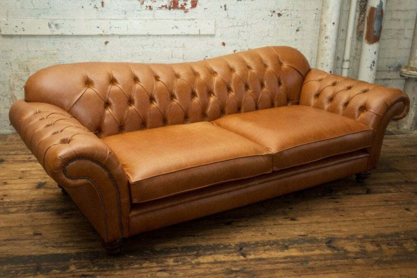 Brūns Chesterfield trīsstāvu luksusa dzīvojamo istabu dīvāns.