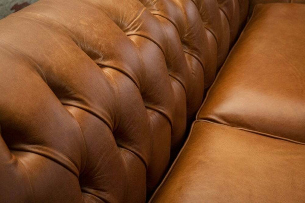 Brūns Chesterfield trīsstāvu luksusa dzīvojamo istabu dīvāns.