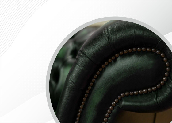 Trīsvietīgā dīvāna trīs sēdvietu Chesterfield jaunā antīkā zaļā polsterēta dīvāns.