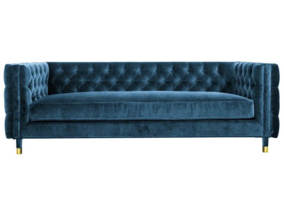 Luksusa zils Chesterfield samta trīsvietīgais mēbeles viesnīcas dzīvojamajā istabā praksē.