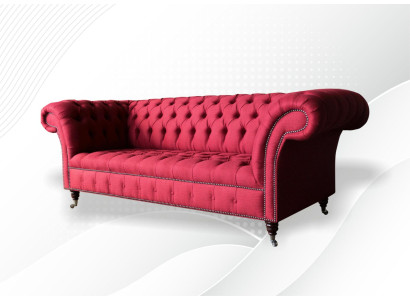Trijvietīgās dizaina auduma mēbelu čīkstes ar tekstila pārklājumu trīskāršā stila Chesterfield, luksusa sarkanā gulta.