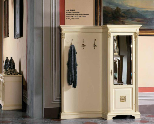 Garderobes komplekts ar spoguli, sienas plauktu, āķiem, skapi un apģērbu stendu priekštelpā.
