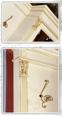 Garderobes komplekts ar spoguli, sienas plauktu, āķiem, skapi un apģērbu stendu priekštelpā.