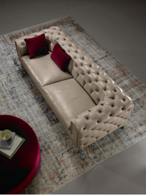 Dīvāns 3 sēdvietas dzīvojamā istabā Chesterfield mēbeles dizains luksusa Itāļu stilā Beža krāsā.
