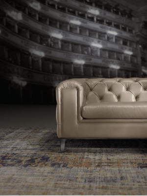 Dīvāns 3 sēdvietas dzīvojamā istabā Chesterfield mēbeles dizains luksusa Itāļu stilā Beža krāsā.