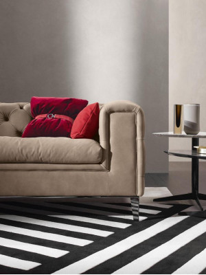 Dīvāns 3 sēdvietas dzīvojamā istabā Chesterfield mēbeles dizains luksusa Itāļu stilā Beža krāsā.