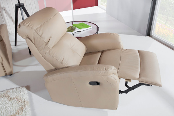 Sofasēžu komplekts ar 3+1+1 sēdvietām dizaina dīvānos mīkstajā sofā un ādas atpūtas krēslos.