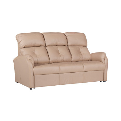 Sofasēžu komplekts ar 3+1+1 sēdvietām dizaina dīvānos mīkstajā sofā un ādas atpūtas krēslos.