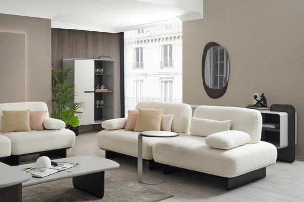 Elegants dzīvojamā istaba komplekts Balta mīksta sofa Auduma krēsls Salas galds