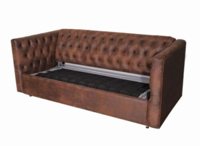 Amerikāņu stila Chesterfield dīvāns ar bruņu sediņu un trīsvietīgu brūnu ādas pārklājumu.