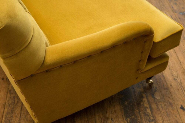 Dzeltenā Chesterfield auduma pārvalkts trīsvietīgs dzīvojamā istaba dīvāns dizains