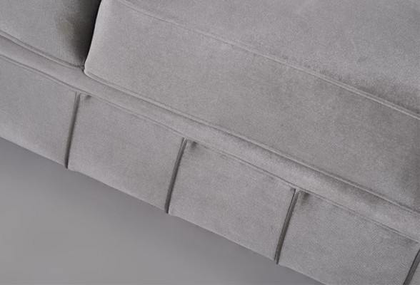 Velkamā sofa Chesterfield no auduma un ādas ar 3 sēdvietām un polsterējumu.