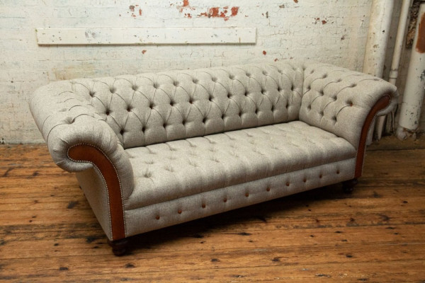 Chesterfield 3 sēdvietu klasiskā luksusa baroka rokoko dīvāns ar tekstila pārklājumu.
