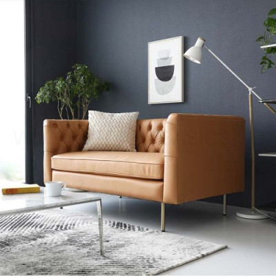 Angļu stila mēbeles Chesterfield divguļamais dīvāns rozā, tirkīza, dzeltenā un zilā krāsā.