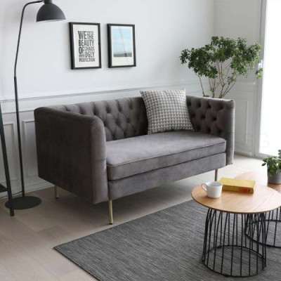 Angļu stila mēbeles Chesterfield divguļamais dīvāns rozā, tirkīza, dzeltenā un zilā krāsā.
