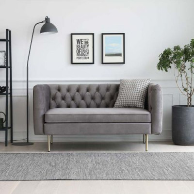 Angļu stila mēbeles Chesterfield divguļamais dīvāns rozā, tirkīza, dzeltenā un zilā krāsā.