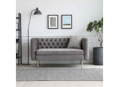 Angļu stila mēbeles Chesterfield divguļamais dīvāns rozā, tirkīza, dzeltenā un zilā krāsā.