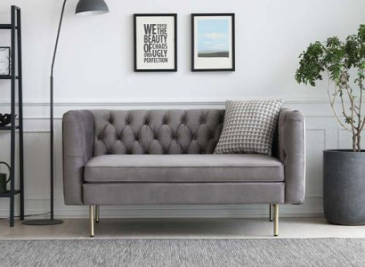 Angļu stila mēbeles Chesterfield divguļamais dīvāns rozā, tirkīza, dzeltenā un zilā krāsā.