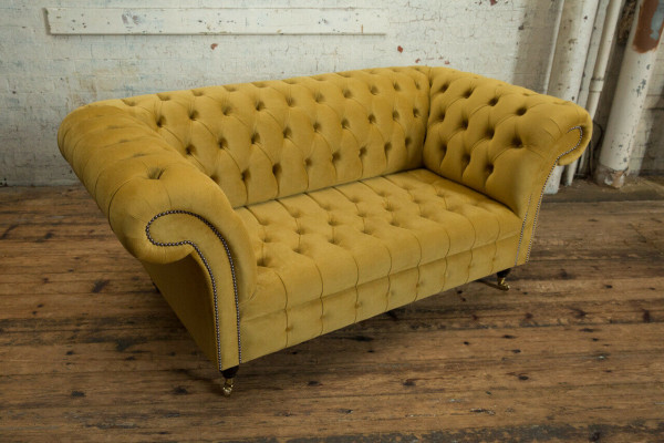Chesterfield dīvāns 2-vietīgs dizainera dīvāns ar dzeltenā samta apdari jaunam.