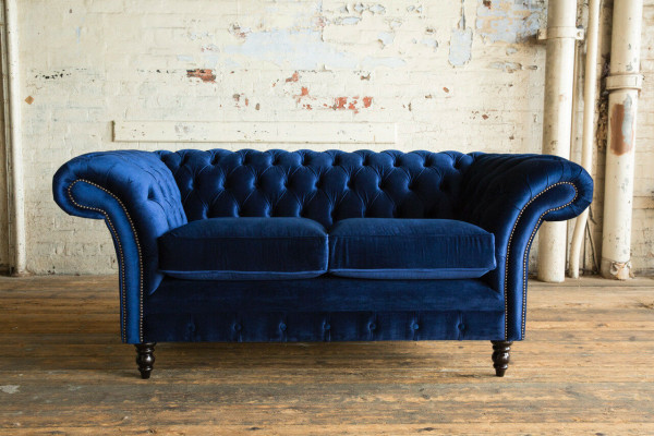Chesterfield divvietīgs dīvāns ar dizaina mēbelēm saliktais divvietīgais dīvāns vai diivāna garniture.