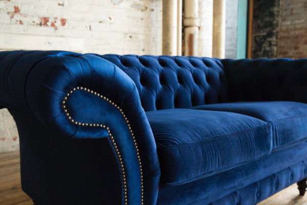Chesterfield divvietīgs dīvāns ar dizaina mēbelēm saliktais divvietīgais dīvāns vai diivāna garniture.