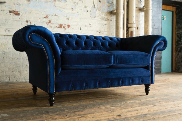 Chesterfield divvietīgs dīvāns ar dizaina mēbelēm saliktais divvietīgais dīvāns vai diivāna garniture.