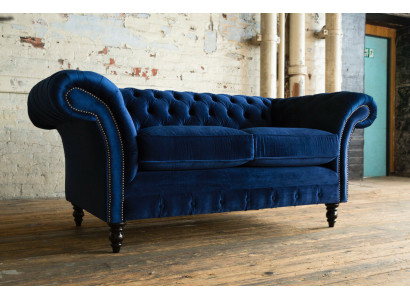 Chesterfield divvietīgs dīvāns ar dizaina mēbelēm saliktais divvietīgais dīvāns vai diivāna garniture.
