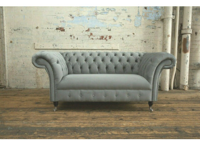 Chesterfield Luxus 2 divvietīgs dīvāns ar auduma pārklājumu, jauna sofa galdiņa komplektācija.