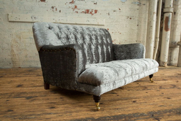 Chesterfield dīvāns izturīgs un augstas kvalitātes dīvāns ar trīs sēdvietām.