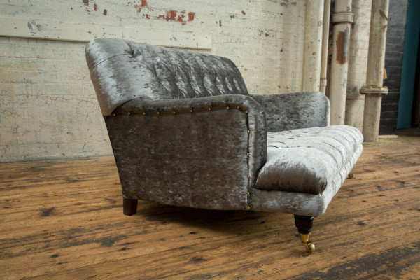Chesterfield dīvāns izturīgs un augstas kvalitātes dīvāns ar trīs sēdvietām.