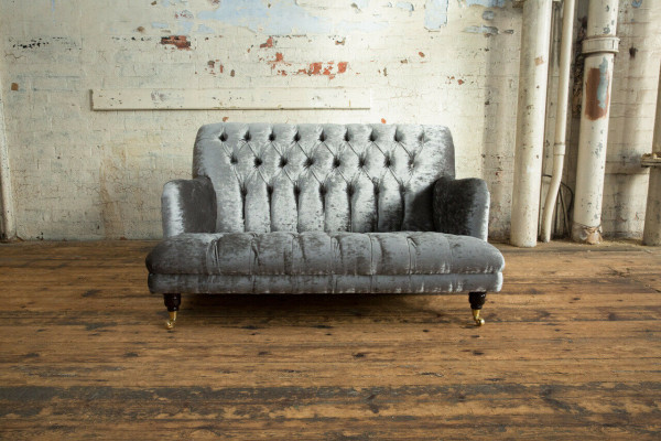 Chesterfield dīvāns izturīgs un augstas kvalitātes dīvāns ar trīs sēdvietām.