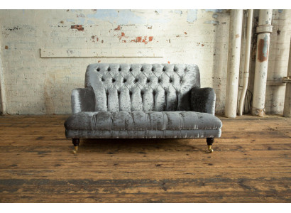 Chesterfield dīvāns izturīgs un augstas kvalitātes dīvāns ar trīs sēdvietām.