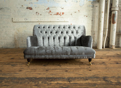 Chesterfield dīvāns izturīgs un augstas kvalitātes dīvāns ar trīs sēdvietām.