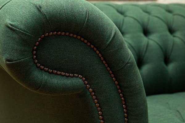 Klasiskā polstermöbelu Chesterfield greznā dīvāna auduma ādas saliekamais dīvāns.