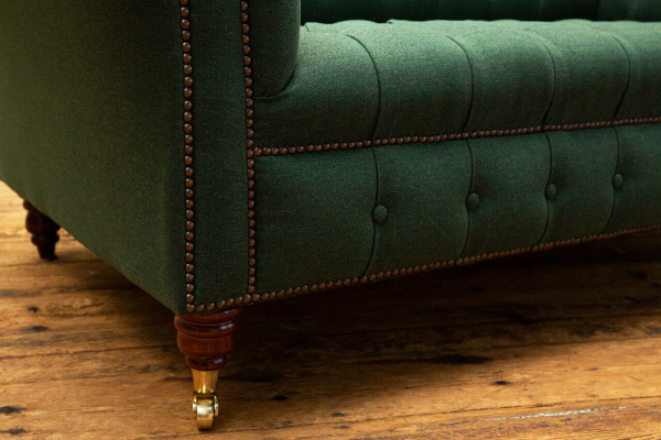 Klasiskā polstermöbelu Chesterfield greznā dīvāna auduma ādas saliekamais dīvāns.