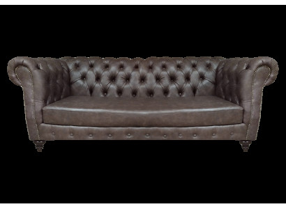 Brūns ādas dīvāns, trīs vietas, ierīcējumi dzīvojamā istaba Chesterfield.