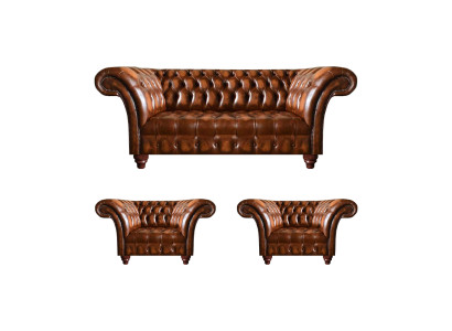 Brūna dzīvojamā istabas Chesterfield dīvāns ar diviem ādas krēsliem un stilīgu trīskrēsainu dīvānu.
