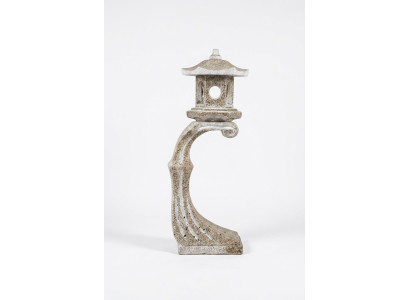 Japāņu dārza lampu dekors baltā gaismā dabiskā putnu dzirnaviņu apgaismojumā.