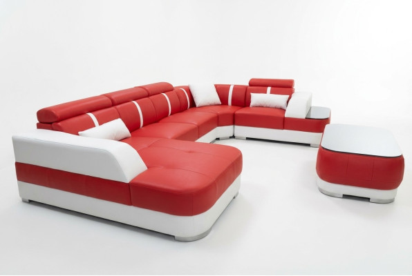 Dizaina stūrveida sofa no ādas ar polsterējumu un USB savienojumu.